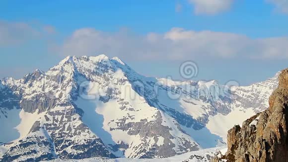 雪山山脊全景奥地利阿尔卑斯山明亮的蓝天视频的预览图