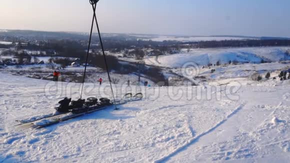 雪山景观背景上的滑雪和滑雪杆视频的预览图