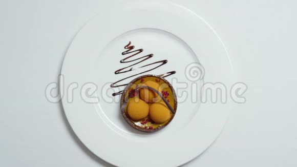由白色奶油和巧克力酱制成的分子甜点的特写库存美食家分子胃学视频的预览图