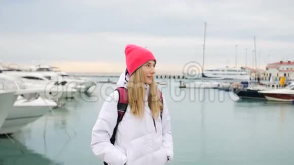 游艇前码头上快乐的美女视频的预览图