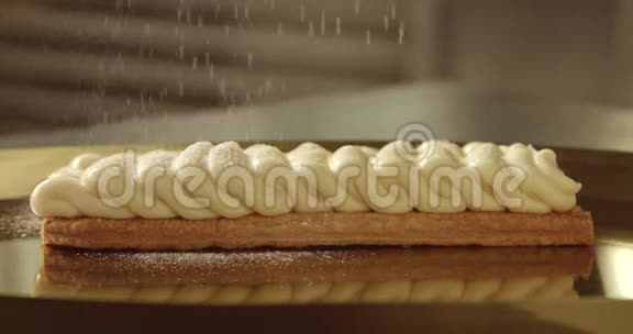 糖粉落在膨松糕点上的奶油上视频的预览图