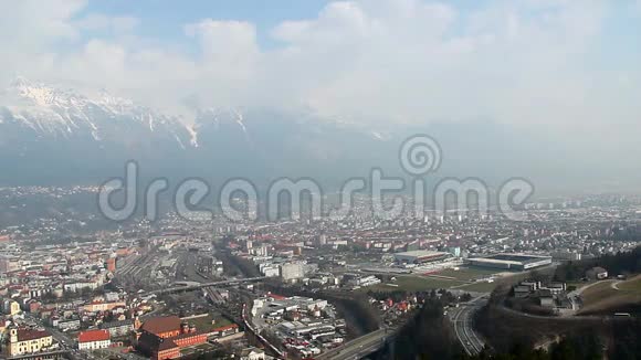 奥地利大城市因斯布鲁克全景背景山脉视频的预览图