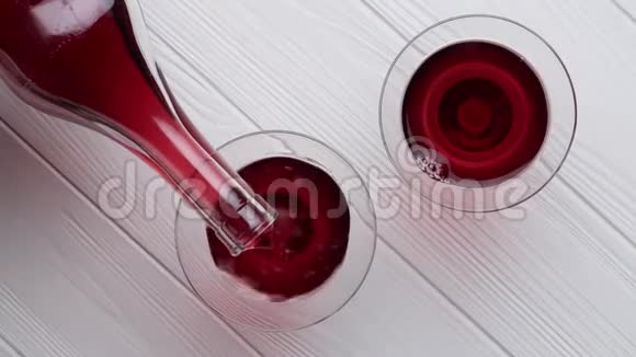 葡萄酒正从一个玻璃杯倒进一个瓶子反向移动视频的预览图