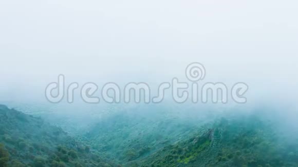 危险的暴风雨天气潮湿浓雾在山上冒险探险视频的预览图