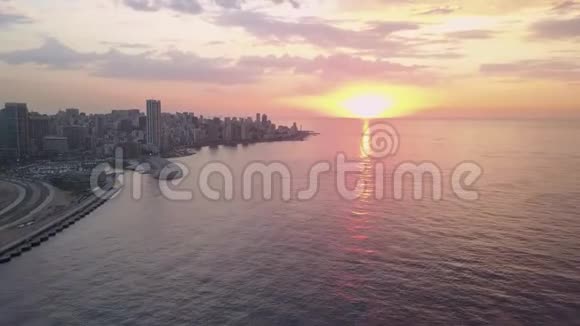 海上日落飞越贝鲁特Zaytunay海湾码头和市中心日落时分黎巴嫩贝鲁特的无人机空中拍摄视频的预览图