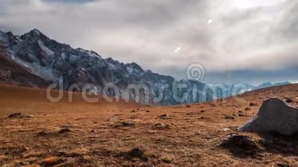 4K时程哈萨克斯坦塞拉姆苏山田山多云视频的预览图