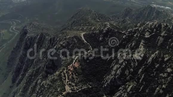 山区公路蒙特塞拉特西班牙巴塞隆纳市附近视频的预览图