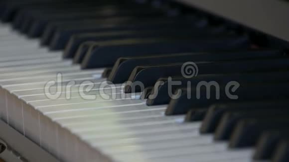 有趣的神秘自弹钢琴黑白钢琴琴键自己演奏视频的预览图