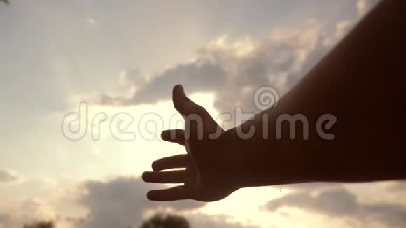 蓝天背景上的宗教手概念男人的手把生活方式延伸到上帝的信仰和幸福视频的预览图