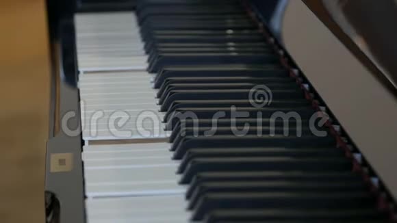 有趣的神秘自弹钢琴黑白钢琴琴键自己演奏视频的预览图