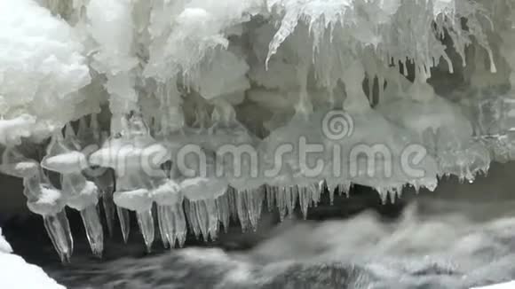 带冰和冰柱的小瀑布视频的预览图