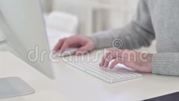 关闭工作时键盘上的人打字视频的预览图