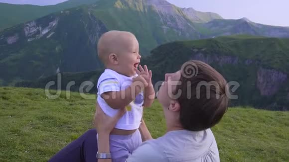 妈妈和宝宝在山里玩视频的预览图