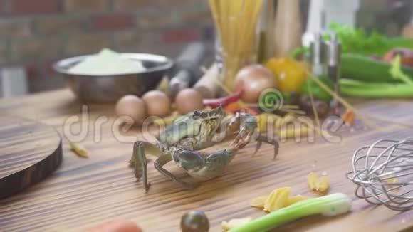 海鲜餐厅海鲜餐厅厨房餐桌上的活蟹厨师用新鲜螃蟹做食物新鲜视频的预览图