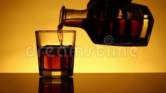 威士忌或倒酒或威士忌玻璃从瓶子里倒出来进行反向运动视频的预览图