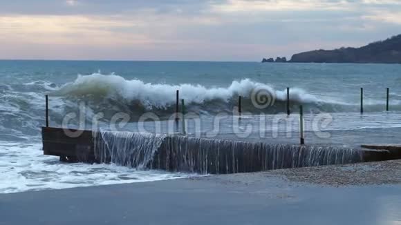 海浪的力量波涛汹涌的海岸视频的预览图