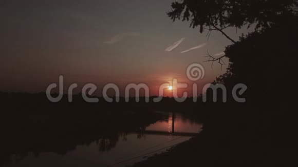 超级美丽的傍晚日落景色河面太阳的美丽圆盘视频的预览图