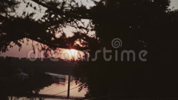 古典的傍晚日落景色河面太阳的美丽圆盘视频的预览图