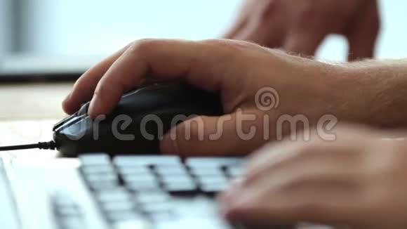 电脑键盘在使用特写视频的预览图