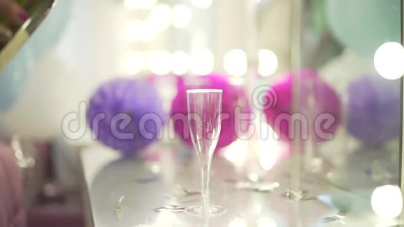 女人手把白香槟酒倒入小小的生日庆祝杯里扔出碎碎的银纸屑视频的预览图