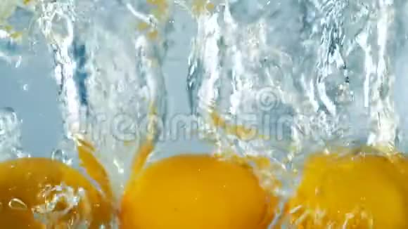 三个明亮的柠檬掉进水里视频的预览图