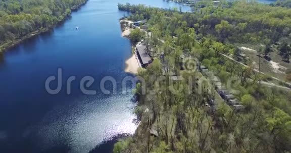森林地带湖岸的娱乐中心视频的预览图