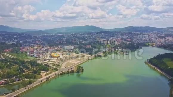 天桥在宁静的湖面上移动大城市在岸边视频的预览图