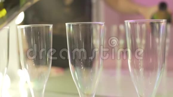 将香槟汽酒倒入三个小玻璃杯中庆祝生日视频的预览图