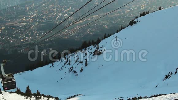 现代缆车将游客载至滑雪场山地度假胜地视频的预览图