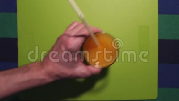 手用吸管放一杯果汁视频的预览图