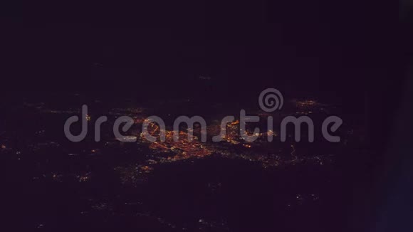 从上面可以看到夜景从窗口的飞机生活方式到城市的灯光视频的预览图