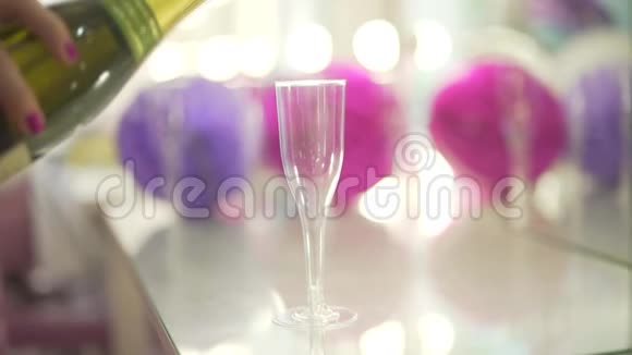 在庆祝生日的近景中将香槟起泡葡萄酒倒入小玻璃杯中视频的预览图