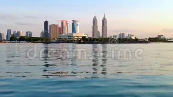 从快艇俯瞰迪拜的摩天大楼视频的预览图