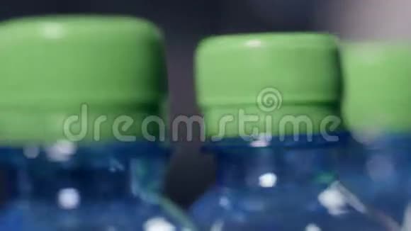 矿泉水瓶上绿色瓶盖的特写视频的预览图