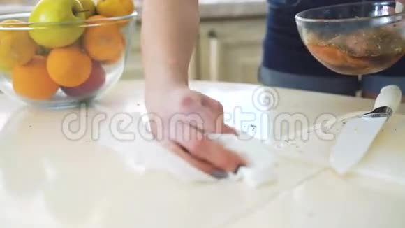 4K擦拭厨房桌子的样子视频的预览图