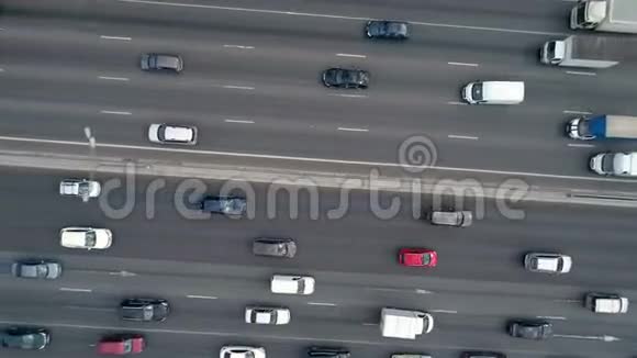 直接从高速公路上移动汽车的最高镜头视频的预览图
