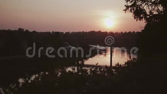 令人叹为观止的傍晚日落景色河面太阳的美丽圆盘视频的预览图