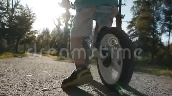 孩子在公园里骑自行车视频的预览图