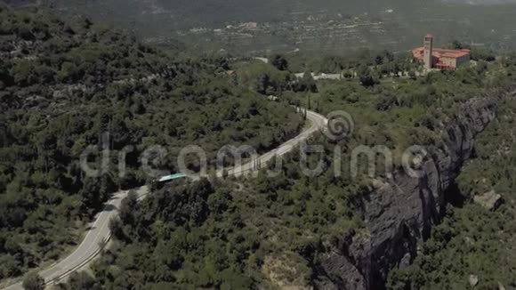 山区公路蒙特塞拉特西班牙巴塞隆纳市附近视频的预览图