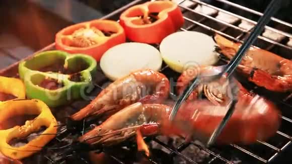 烧烤炉上烤虾虾和葱视频的预览图