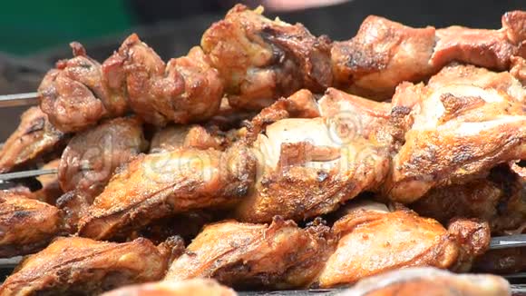 准备好的鸡肉烤在烤架上街头交易视频的预览图