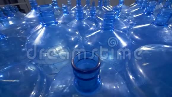 大量19升塑料瓶用于饮用水分配视频的预览图