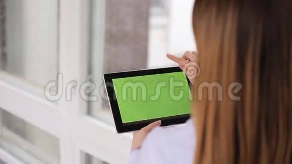 女医生带着一台带有hromakey的平板电脑现代医学背面视频的预览图