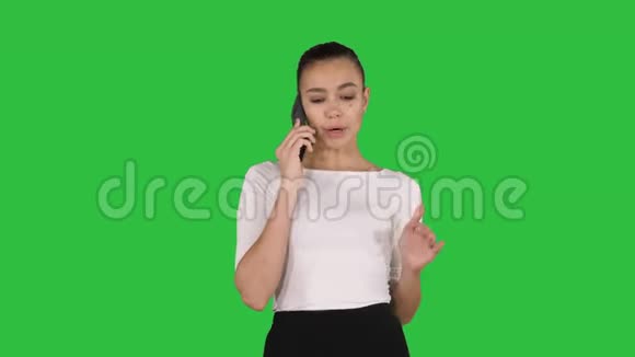 愤怒不满的年轻女性打电话给客户支持或手机银行不满的客户抱怨糟糕视频的预览图