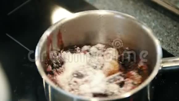 烹饪水果糖果锅上加糖的浆果视频的预览图