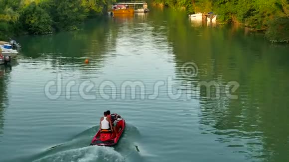 人们骑着一辆水力自行车在湖上他的河流自然视频的预览图