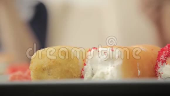 两个女朋友在餐馆吃饭时用筷子吃面包日式料理视频的预览图
