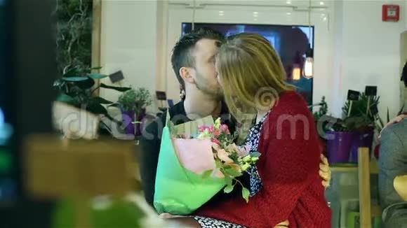 两对情侣在店里接吻视频的预览图
