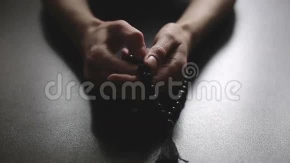 用念珠祈祷的女人视频的预览图