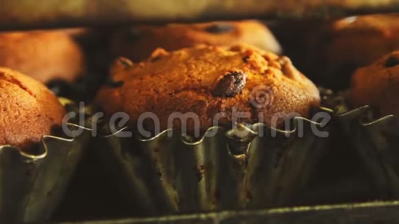 烤箱里的甜蛋糕马芬烘焙工艺食品厂的面包制作视频的预览图